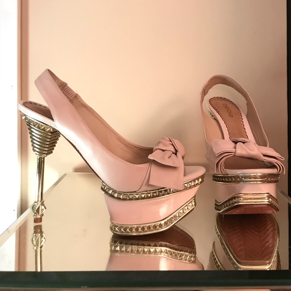 BEBE RARE NWOB Blush pink leather & gold stilettos